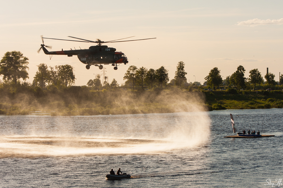 Вертолеты над озером. Вертолет над водой. Вертолет над рекой. Взлет вертолета. Водный вертолет.